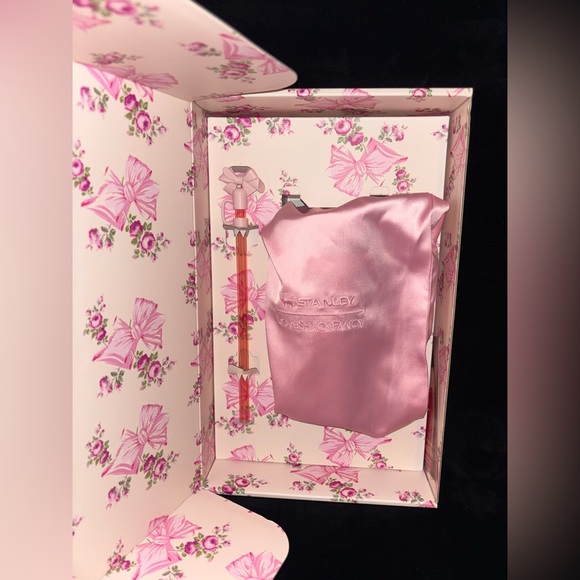 STANLEY X LOVESHACKFANCY HOLIDAY QUENCHER - 20oz in Rosa Beaux Pink -NEW in Box! - Picture 3 of 6
